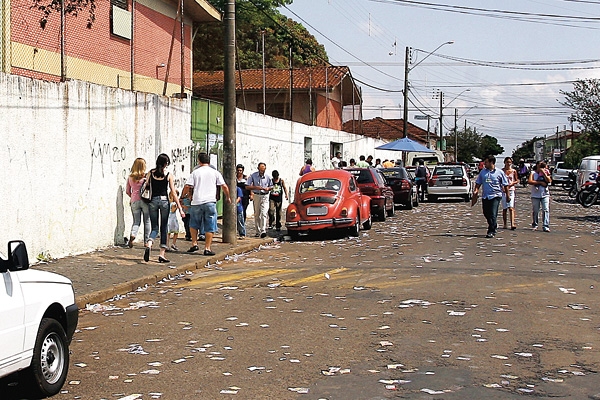Foto de arquivo mostra eleitores em rua ao lado de escola nas eleições de 2008